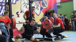 Momentul înfiorător în care unui sportiv i se RUPE piciorul în timpul unui concurs! Toată sala a amuțit