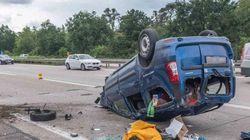 Accident spectaculos! Un Logan MCV s-a răsturnat, după ce şoferul a fost urmărit de 20 de maşini de poliţie