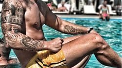Doamnelor, acestea sunt cele mai fierbinţi imagini ale verii! Uite-i pe Bogdan Mocanu şi pe Andy de la Puterea Dragostei dezbrăcaţi, pe scenă! Pe care l-aţi lua la mare să vă dea cu cremă? FOTO!