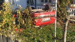 Accident spectaculos în România! O mașină s-a răsturnat în curtea unui sătean! Cine era la volan. A fost rănit!