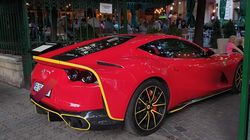 FOTO | Cu Ferrari la terasă, în București. Șoferul a parcat foarte aproape de mese