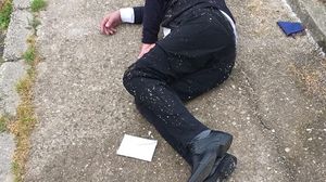 Un bărbat a fost găsit căzut pe stradă, cu un plic alături! Ce se afla înăuntru, a fost anunțată imediat Poliția