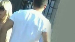 Elena Udrea și Adrian Alexandrov, momente tandre în mijlocul străzii! Cum a fost surprinsă după întoarcerea din Costa Rica VIDEO