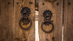 A deschis ușa casei și a găsit un bebeluș, cu un bilet alături! Când a citit mesajul, s-a cutremurat