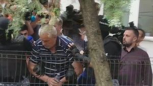 ȘOCANT! Cum arată criminalul din Caracal la șapte zile după ce a fost ridicat de polițiști! Bărbatul este gârbovit și abia se mai ține pe picioare VIDEO EXCLUSIV