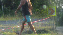 Mamă și fiică din Valea Oltului, atacate în plină stradă de un bărbat cu o bâtă