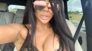 Vedeta care a întors toate capetele în gară! S-a afișat goală! Prietena ei a surprins-o AȘA