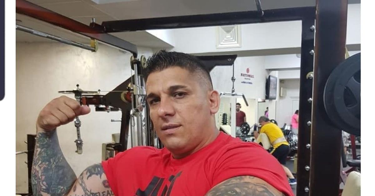 Adrian Corduneanu i-a cumpărat haine unui om al străzii - WOWbiz.ro