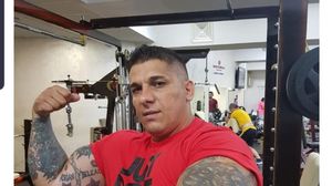 Adrian Corduneanu i-a cumpărat haine unui om al străzii! „Beleaua” s-a dus la magazin cu un cerşetor pe care l-a îmbrăcat din cap până în picioare! VIDEO