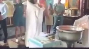 Imagini greu de privit în biserică, la un botez! Un preot a scufundat violent un bebeluș în cristelniță