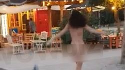 O tânără goală pușcă a dansat în mijlocul unei terase din Vama Veche! Cum au reacționat bărbații când au văzut-o?