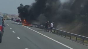 Incendiu pe Autostrada Soarelui! O mașină a luat foc!
