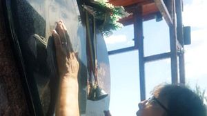 Imagini sfâșietoare! Mama Denisei Răducu, prăbușită peste mormântul fiicei ei! Femeia n-a trecut nici acum peste șocul morții fetei