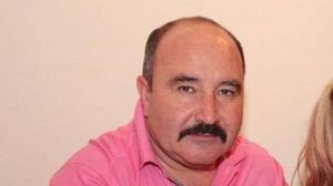 Nuţu Cămătaru face ture cu şalupa pe lacul Snagov! Căpitanul Nuţu e asistat de fiica sa sexy! FOTO