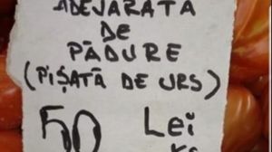 Modul inedit în care își promovează zmeura la piață un comerciant. Ce a scris pe un carton, lângă preț, ca să atragă clienții