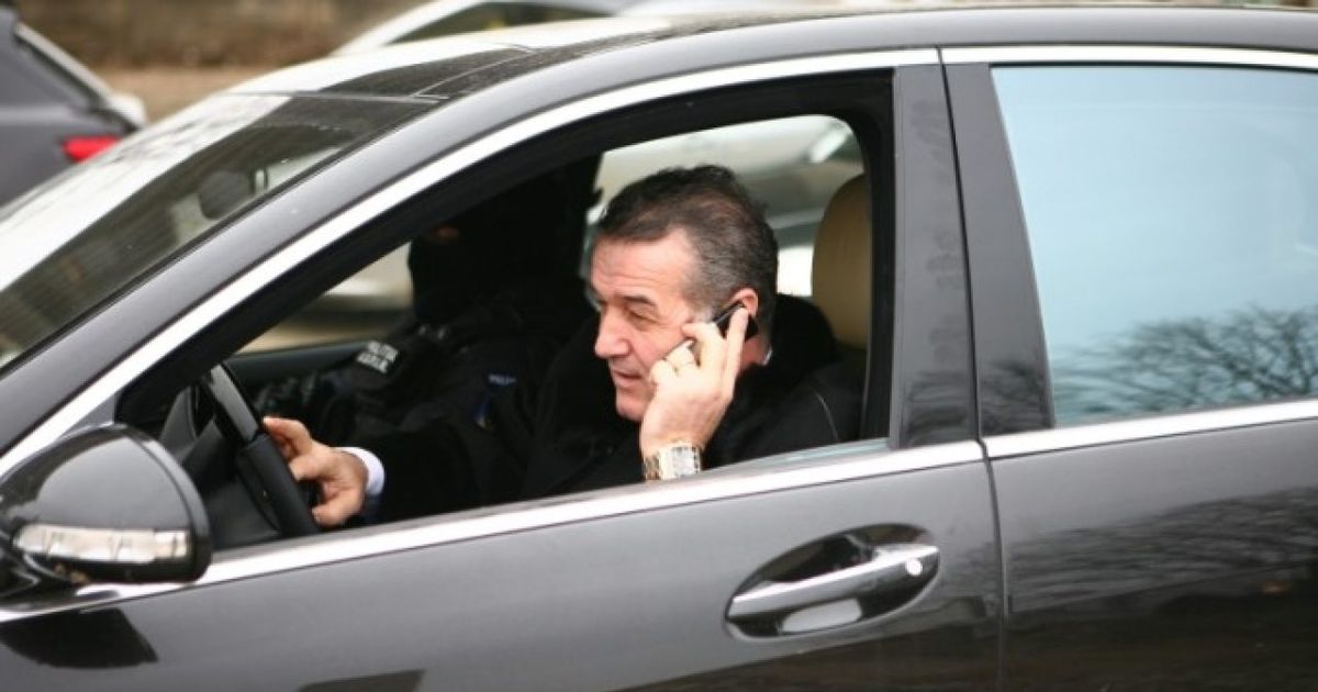 Gigi Becali, oprit de polițiști când vorbea la telefon în direct la TV
