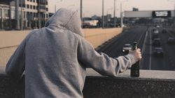 Un băiat din Deva a fost violat de două femei în fața iubitei: „A fost pus în genunchi, pe cioburi, și obligat să...”