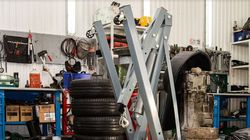 Un angajat al unui service din Iași a folosit timp de trei zile bolidul de lux al clientului și l-a stricat! „Spre seară, am observat pe bancheta din spate...” 