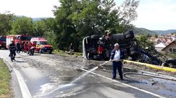 Trafic îngreunat pe șoseaua de centură Călimănești. Șoferul unui tir încărcat cu bere s-a răsturnat și a ajuns de urgență la spital