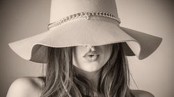 Unui bătrân de 83 de ani din Iași i-a căzut cu tronc o puștoaică de 17 ani. Ce s-a întâmplat când au ajuns în dormitor