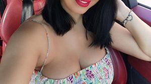 Mirela Banias, prinsă pe picior greșit de fani! Detaliul rușinos pe care l-au văzut în poză i-a făcut să râdă în hohote