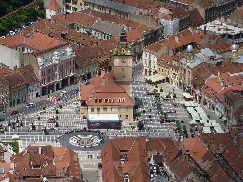 12 locuri de vizitat in Brasov. Piata Sfatului