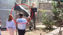 Scene halucinante surprinse la casa lui Gheorghe Dincă din Caracal! Un polițist a făcut o gafă uriașă! L-au dat imediat afară de acolo