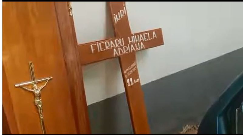 Ce e scris pe crucea Adrianei, fetita de 11 ani ucisa de un olandez Ce e scris pe crucea Adrianei, fetita de 11 ani ucisa de un olandez