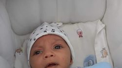 Detaliul uimitor observat de internauți într-o fotografie cu un bebeluș! Mulți cred că e un miracol 