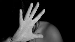 Fata violată la comanda unei fete de 13 ani,  forțată să îi facă sex oral agresoarei sale
