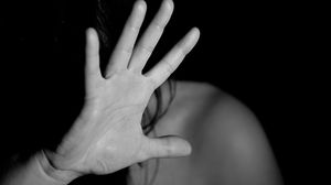 Fata violată la comandă, agresată și de o fată de 16 ani