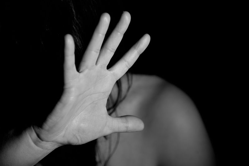 Fata violată la comandă, agresată și de o fată de 16 ani