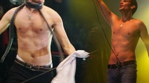 Tudor Chirilă s-a dezbrăcat de mai multe ori pe scenă! Acum artistul s-a supărat că imaginile cu el gol au ajuns la TV