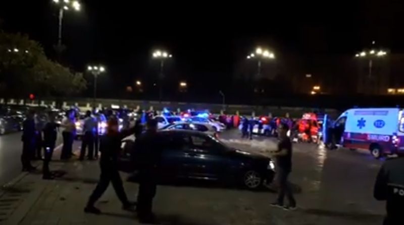 Bătaie cu bâte și împușcături în Piața Constituției!