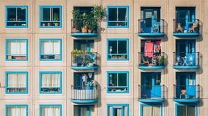 Au căzut de la balcon în timp ce făceau sex