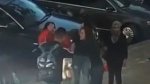 Femeie bătută în stradă