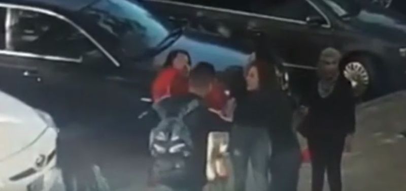 Femeie bătută în stradă
