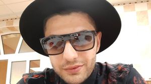 Fiul lui Nicolae Guţă şi-a luat motocicletă de fiţe! E atât de mândru de modelul Ninja încât nu îl ţine în garaj, ci în faţa casei!