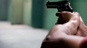 O fetiță de 14 ani din Dâmbovița a fost împușcată în deget! Cine este atacatorul