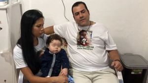 Un copil bolnav a murit după ce tatăl său a fugit cu banii pentru tratament! A cheltuit 70 de mii de dolari pe femei și petreceri la hoteluri de lux
