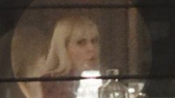 Elena Udrea și-a reluat obiceiurile de pe vremea când era în politică! E în centrul atenției, iar Adrian Alexandrov o soarbe din priviri VIDEO EXCLUSIV