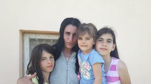 Gina are 41 de ani și trei copii de crescut. Suferă de o boală care îi poate fi fatală în orice clipă și supraviețuiește doar din pensie: „Fetițele mele ale cui vor rămâne?”