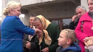Imagini de colecție cu Viorica Dăncilă, în timp ce face baie de mulțime. Pensionarele au făcut coadă să-i sărute mâna