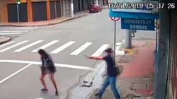 Imagini socante! O femeie a fost impuscata mortal in plina strada. Oamenii treceau nepasatori pe langa trupul neinsufletit