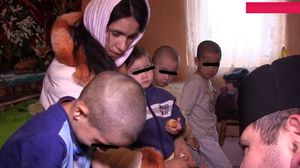 O mamă și șase frați din Vaslui trăiesc o dramă! Au fost aruncați în stradă de propriul lor unchi după moartea tatălui