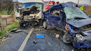 Ironia sorții pentru o femeie din vestul țării! A murit într-un accident cu o mașină plină cu sicrie. Imagini șocante!