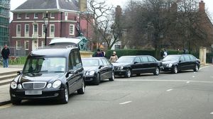 Un bărbat a fost dat dispărut în Neamț după ce a coborât dintr-o mașină funerară și s-a rătăcit