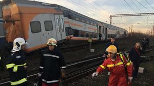Două trenuri s-au ciocnit frontal lângă Ploiești! La fața locului a venit și un elicopter SMURD pentru a prelua persoanele rănite