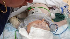 Bebelușul le-a murit în brațe după ce medicii i-au trimis acasă: „N-are nimic, e doar puțin răcit” 