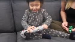 Reactia fabuloasa a unei fetite cand primeste cadou de Craciun o banana